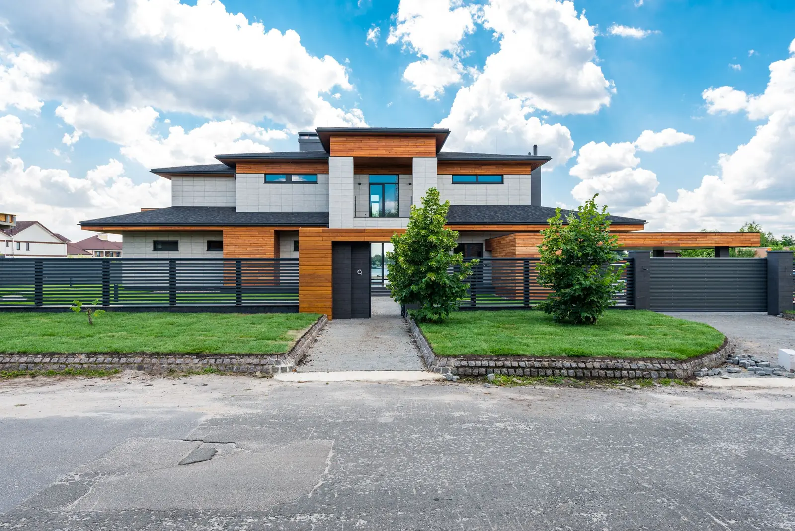 Example of a modern horizontal slat fence and gate at a home entrance